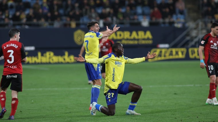 Moussa Diakité no tuvo su noche: cometió un penalti absurdo y terminó expulsado.