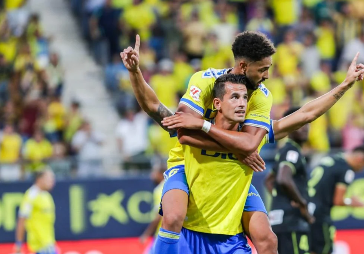 Luis Hernández recibe el cariño de Chris Ramos mientras celebra un tanto