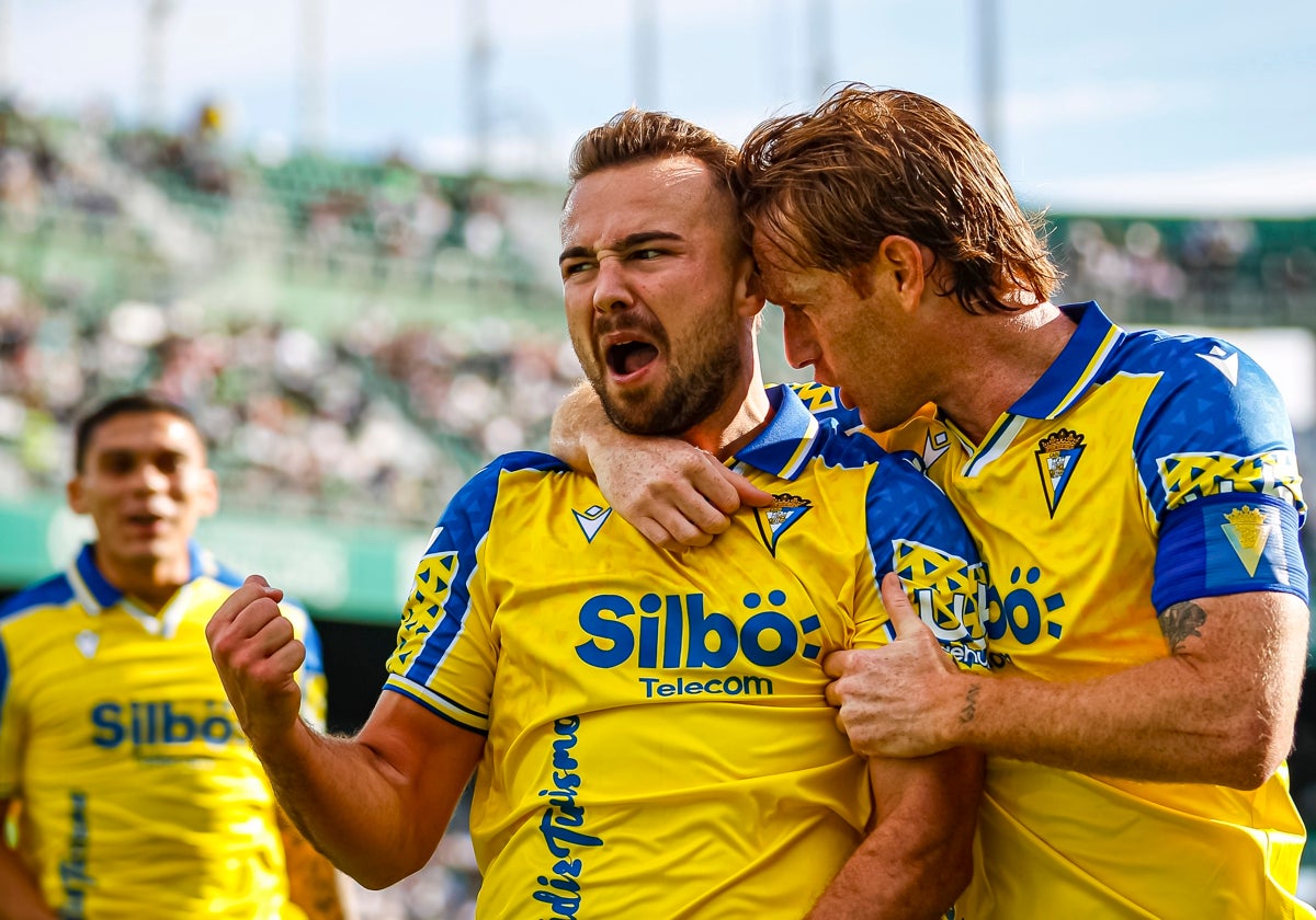 Javi Ontiveros celebra un gol del Cádiz CF.