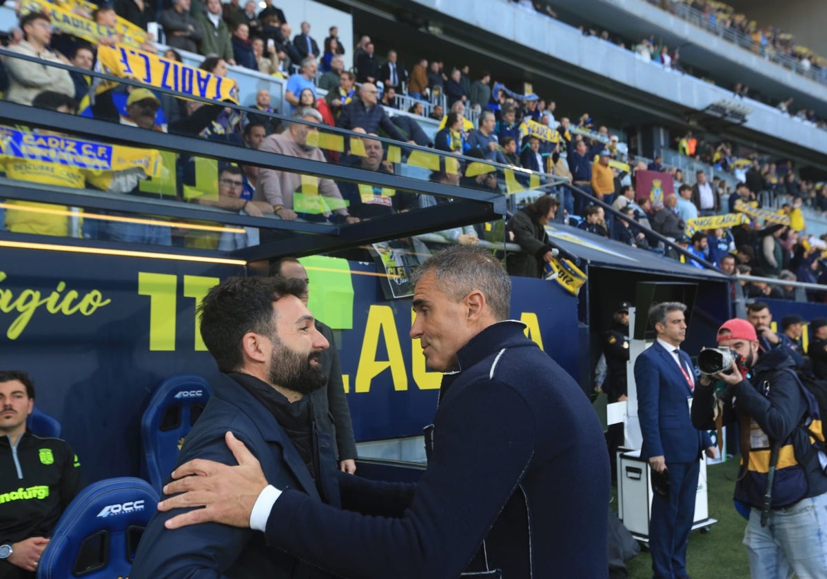 Garitano saluda al entrenador del Cartagena Fernández Romo