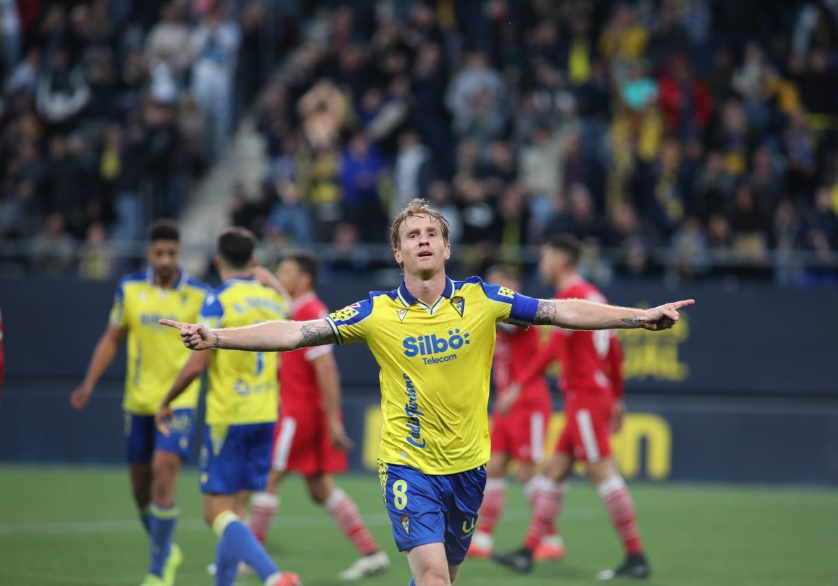 Álex Fernández anotó un golazo ante el Cartagena