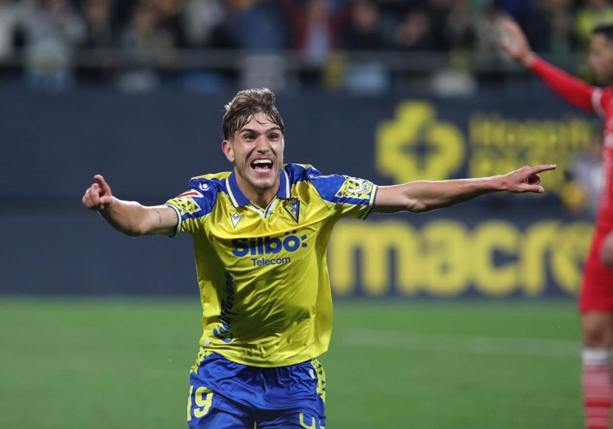 De la Rosa celebra su primer gol en Carranza.