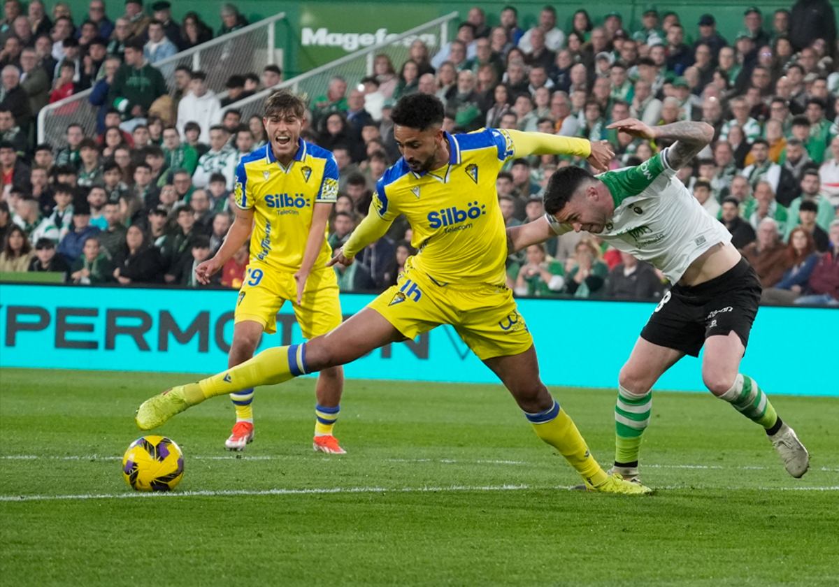 Chris Ramos, durante el Racing - Cádiz