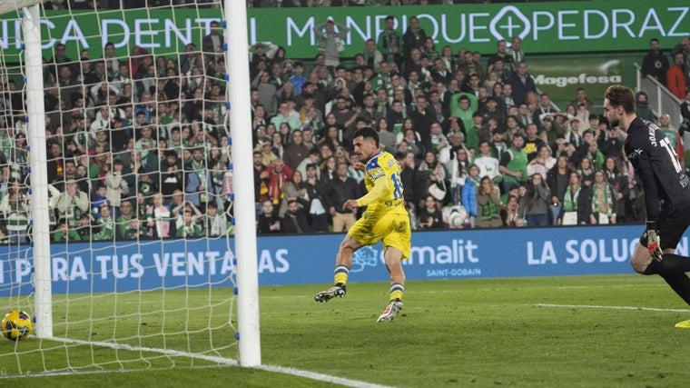 Acción en la que Matos hace el 2-4 que finalmente no subió al electrónico.