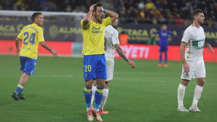 Martín Presa recuerda el Cádiz - Elche de hace dos años, tras el gol anulado al Rayo ante el Barça