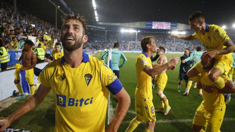 El Cádiz CF se salvó en Mendizorroza gracias a la ayuda del Espanyol de Melendo.