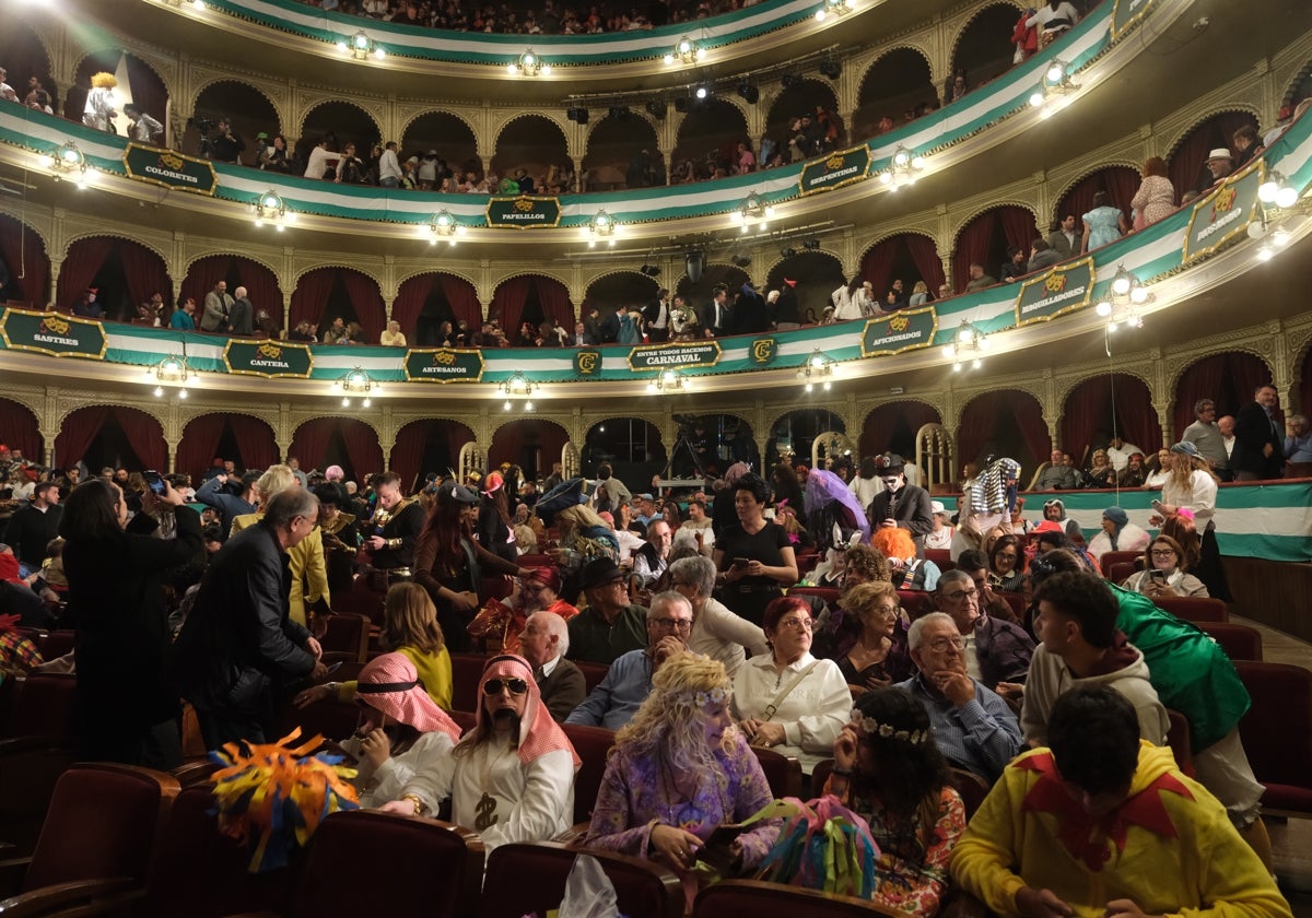 El público de la final del COAC pidió la marcha de Vizcaíno a Sevilla.