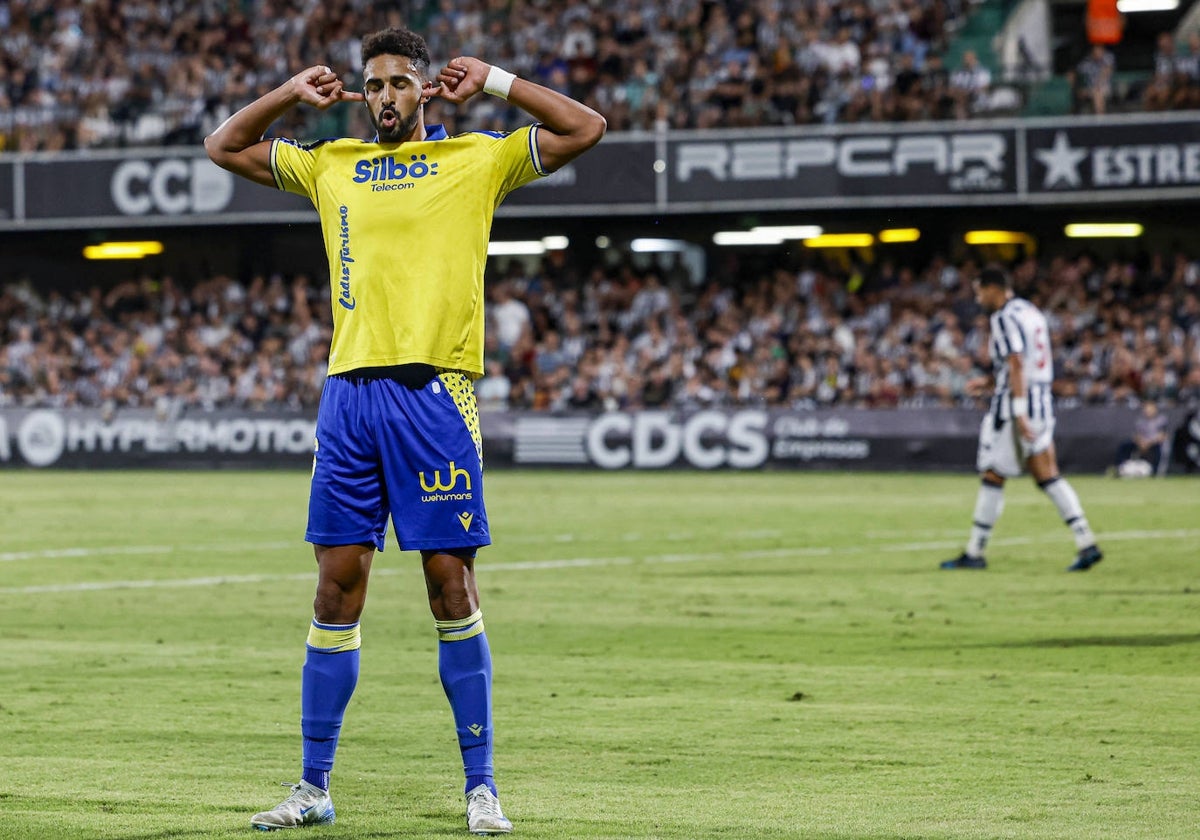 Chris Ramos celebra uno de los tantos en Castalia