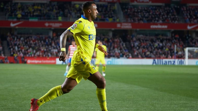 Carlos Akapo durante el Granada - Cádiz celebrado el 28 de febrero de 2022 en el Estadio Los Cármenes.