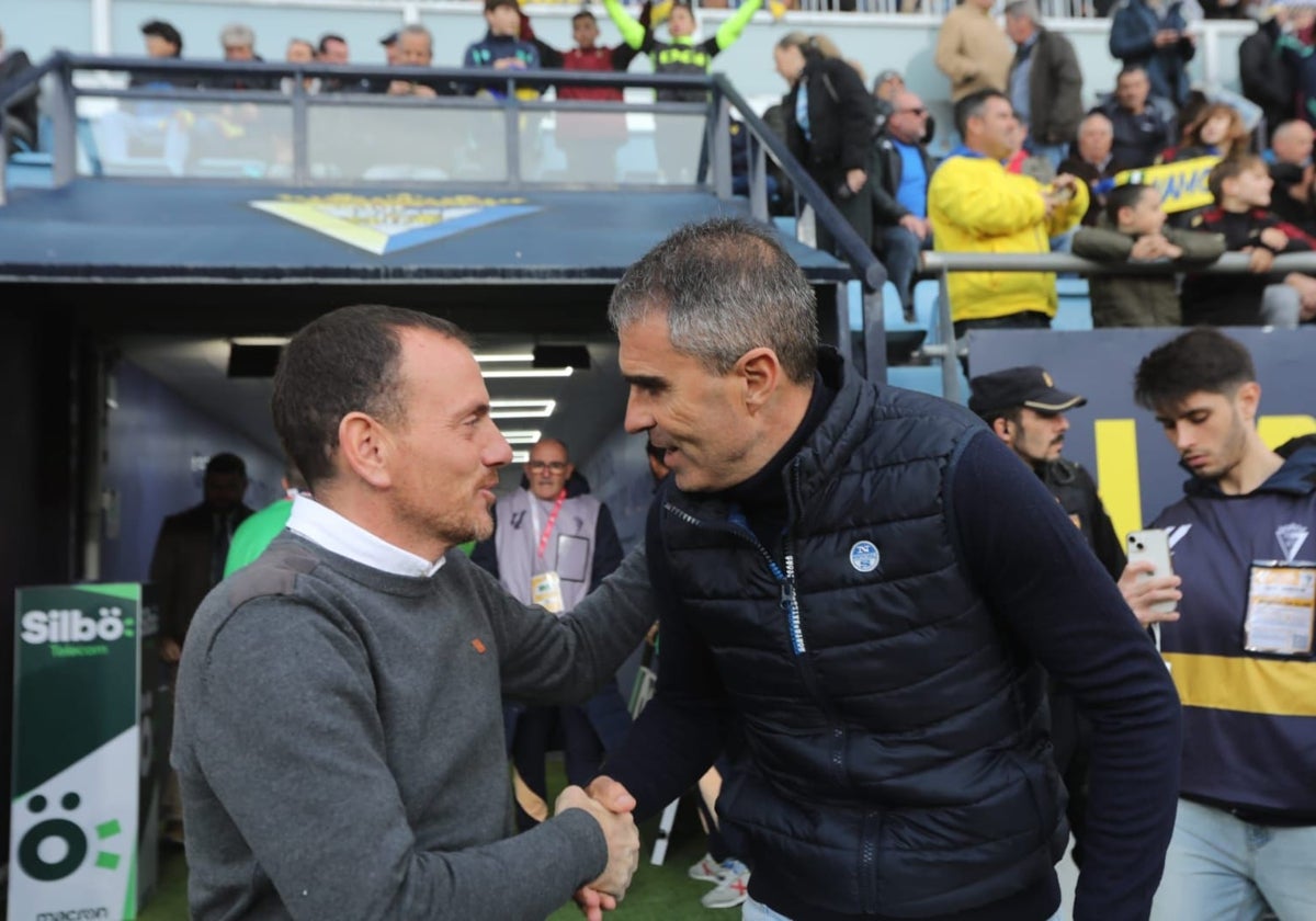 Gaizka Garitano y Alberto González se saludan en el partido de ida