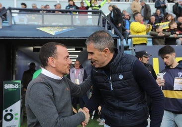 Gaizka Garitano y Alberto González se saludan en el partido de ida