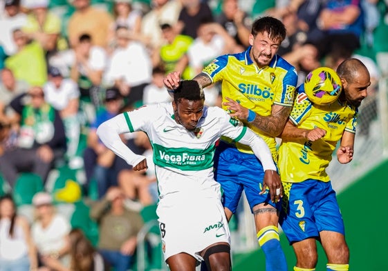 Bojan Kovacevic y Fali pugnan por ser el acompañante de Víctor Chust en la zaga del Cádiz CF.