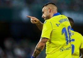 Álvaro Negredo celebra un gol con el Cádiz CF.