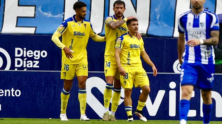 El Cádiz CF ganó en La Rosaleda con los goles de Melendo y Matos.