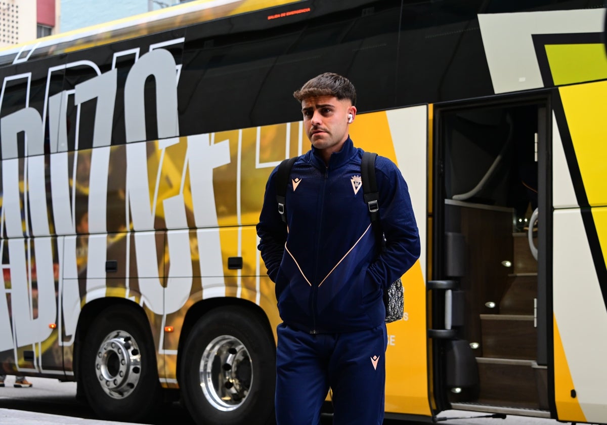 Óscar Melendo, novedad en el once, en la entrada al estadio