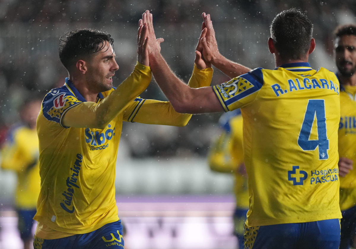 Sobrino celebra el tanto junto a Rubén Alcaraz
