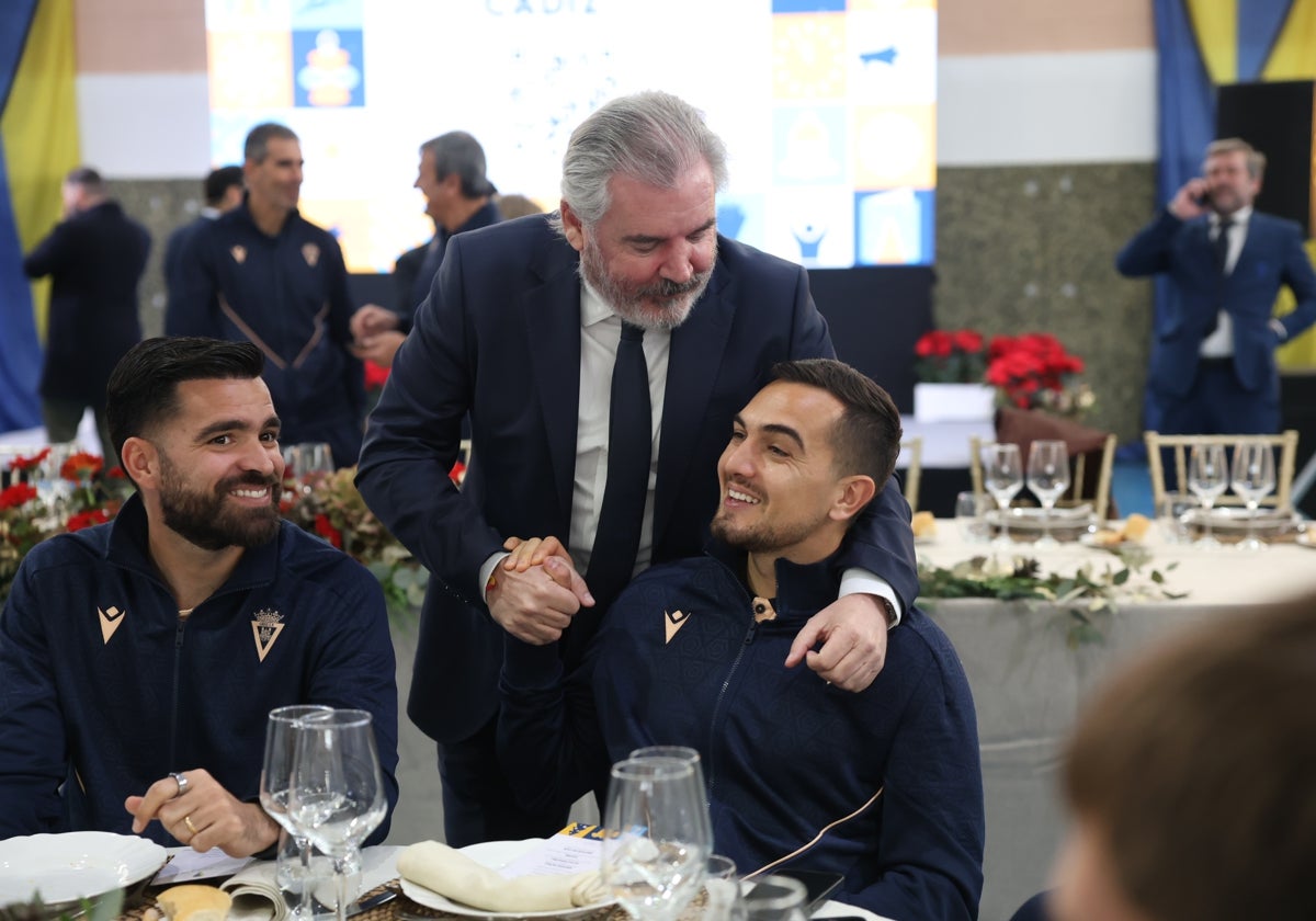 Vizcaíno, junto a dos de sus jugadores.