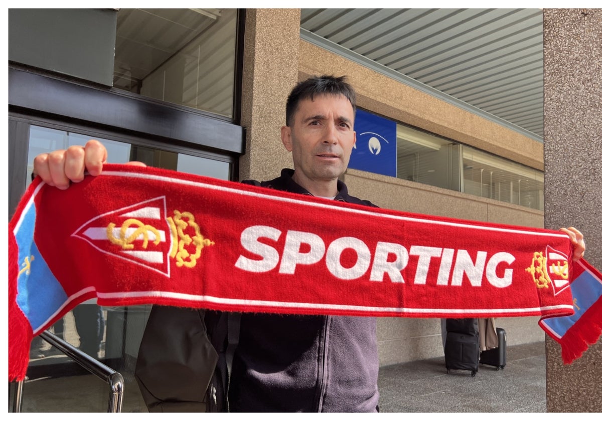 Asier Garitano, en su llegad al aeropuerto de Asturias.