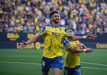 Chris Ramos celebra el gol de la victoria amarilla.