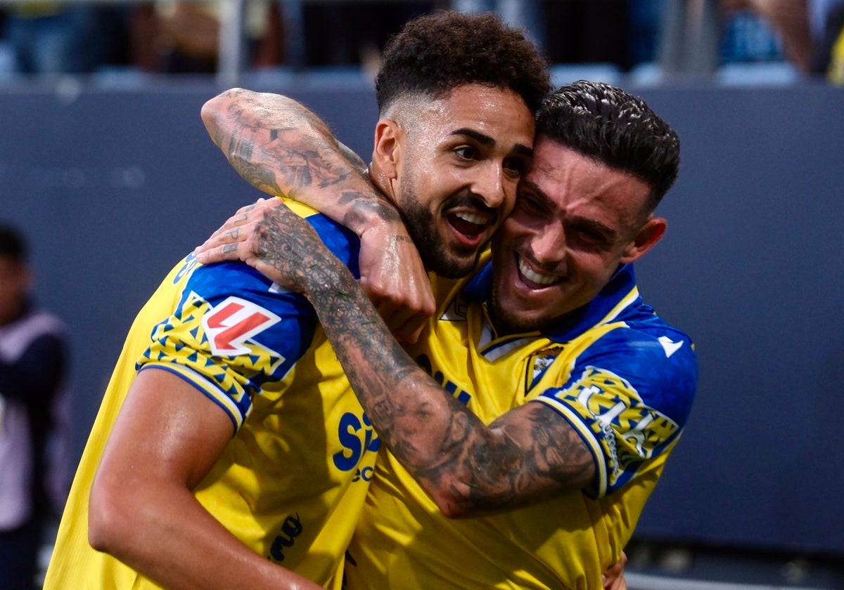 Chris Ramos y Roger Martí se funden en un abrazo tras el tanto del ariete gaditano