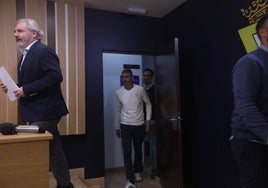 Gaizka Garitano entra en la sala de prensa en su presentación como técnico del Cádiz CF