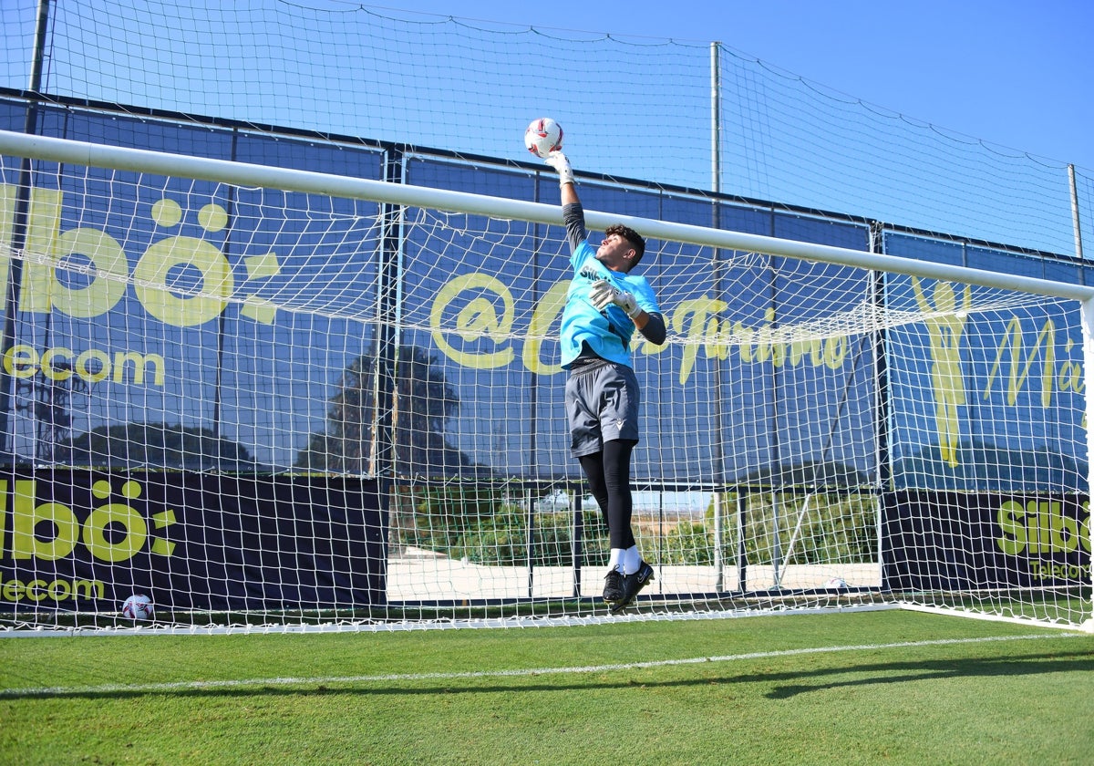 El canterano Ángel Pérez despeja un balón.