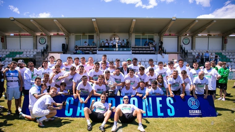 Antonio Calderón, centro, celebra con la plantilla del Torremolinos el ascenso