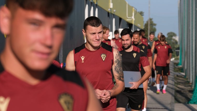 Álvaro Bastida, en primer plano, durante una pretemporada del Cádiz CF.