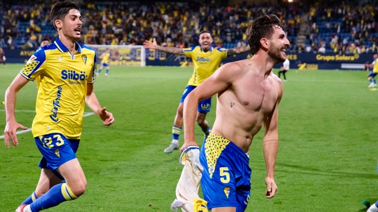 Carlos Fernández corre para celebrar el 2-1 junto a Víctor Chust.