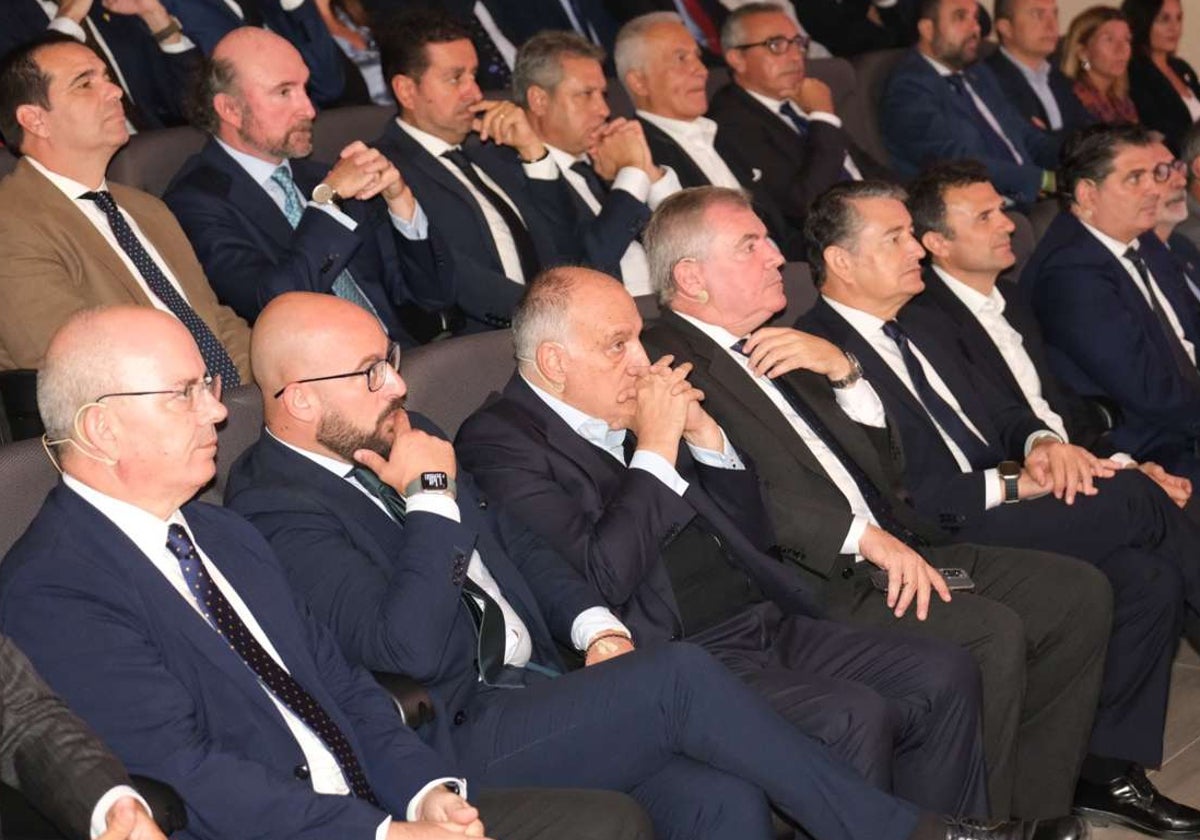 Javier Sánchez Rojas junto al alcalde portuense Germán Beardo.