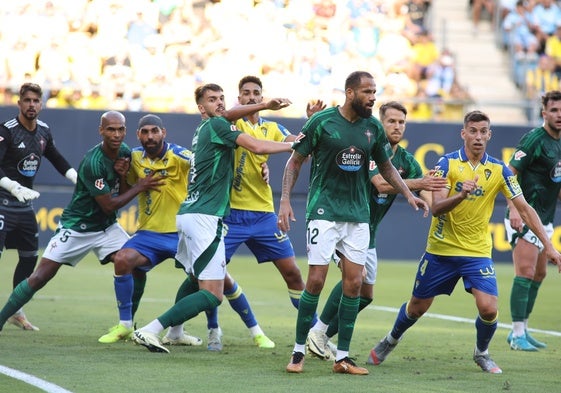 El Cádiz no pasó del empate sin goles ante el Ferrol en el encuentro de ida.