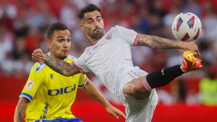 Suso junto a Gonzalo Escalante en un Sevilla - Cádiz durante la temporada pasada en Primera.