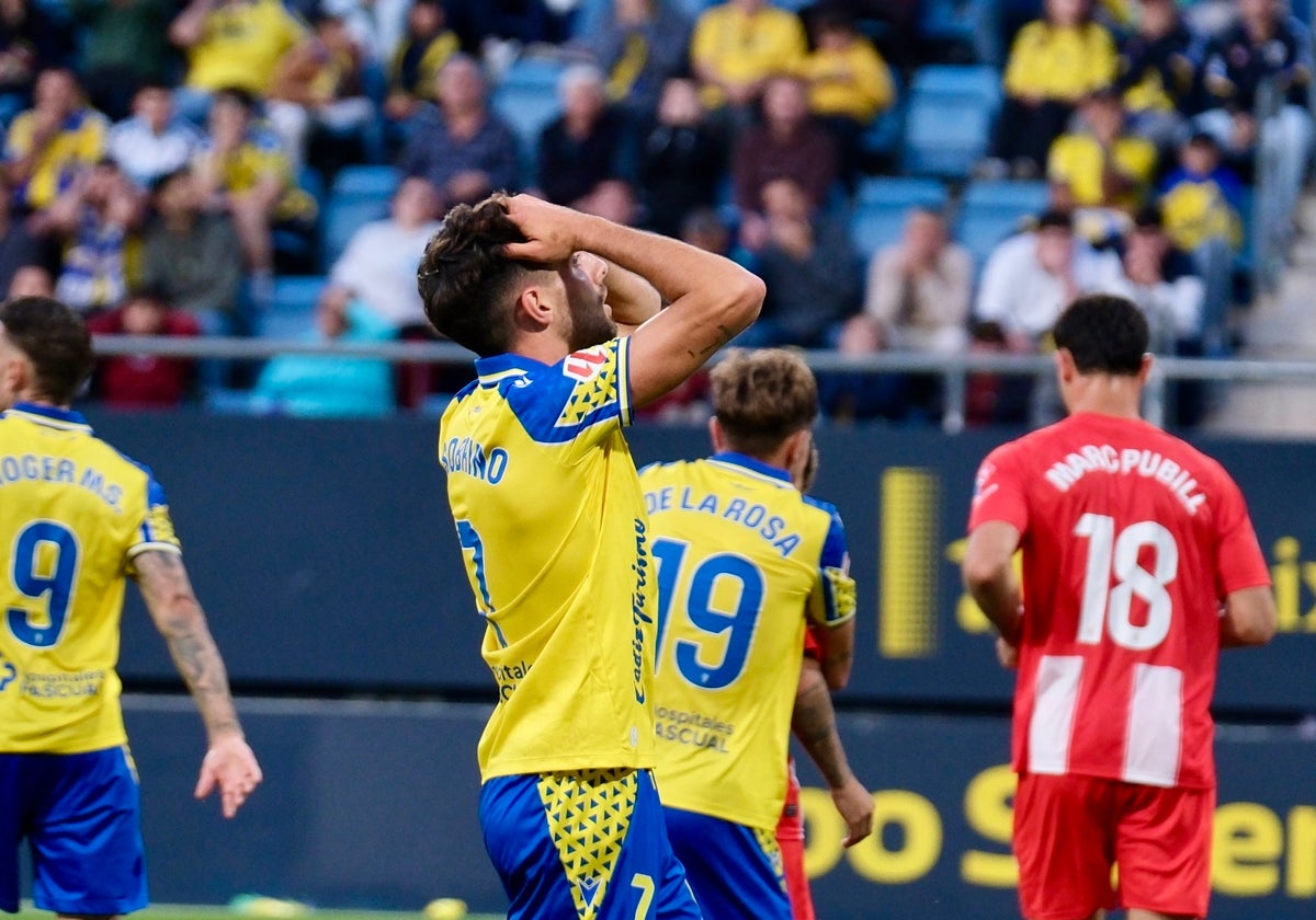 El Cádiz CF empezó perdiendo ante el Almería.