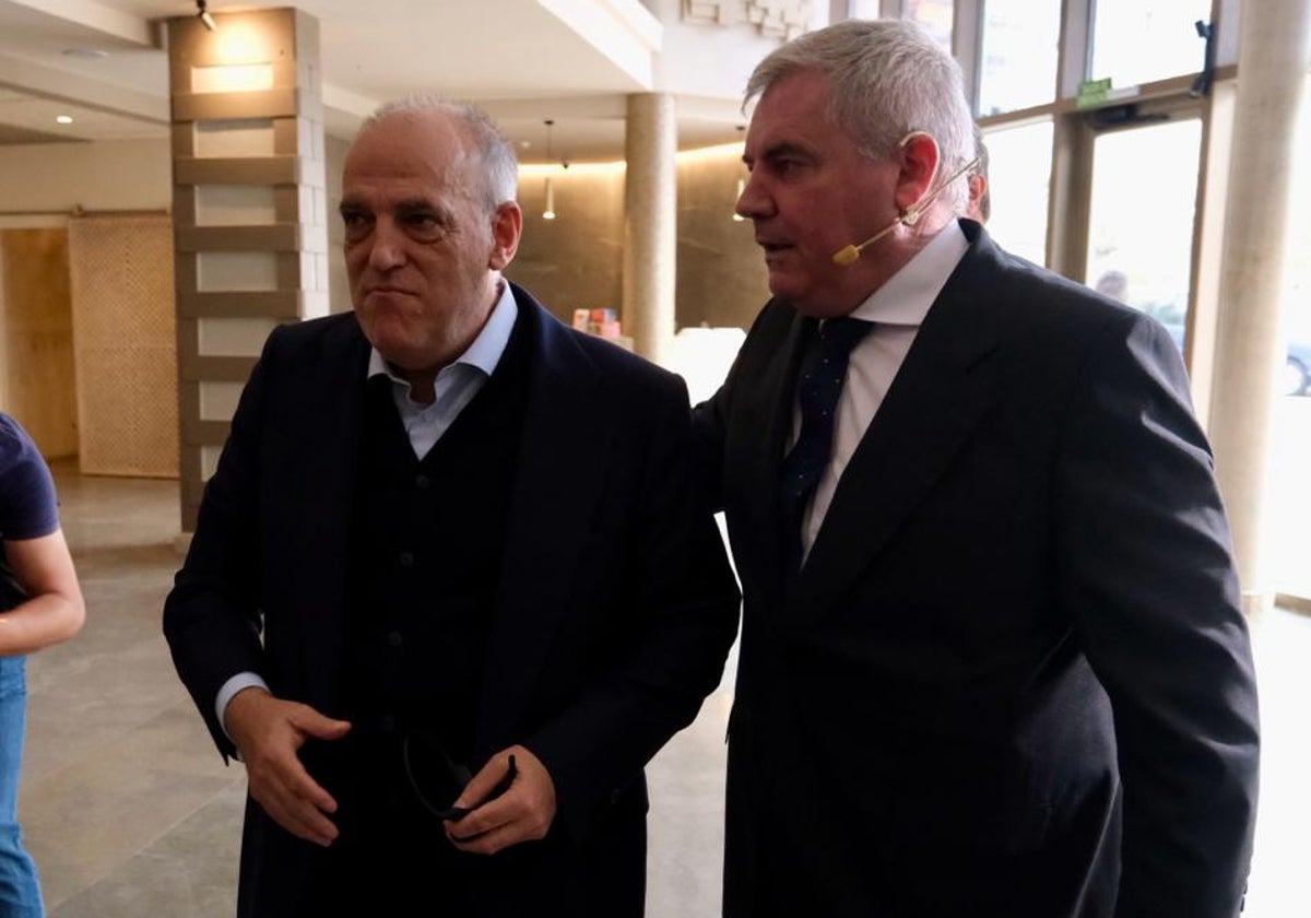 Javier Tebas junto a Manuel Vizcaíno en una visita a Cádiz.