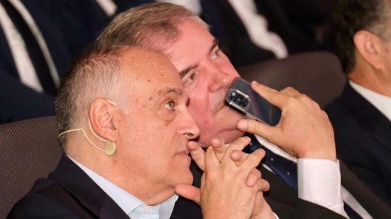Javier Tebas, presidente de LaLiga, y Manuel Vizcaíno, presidente del Cádiz CF.