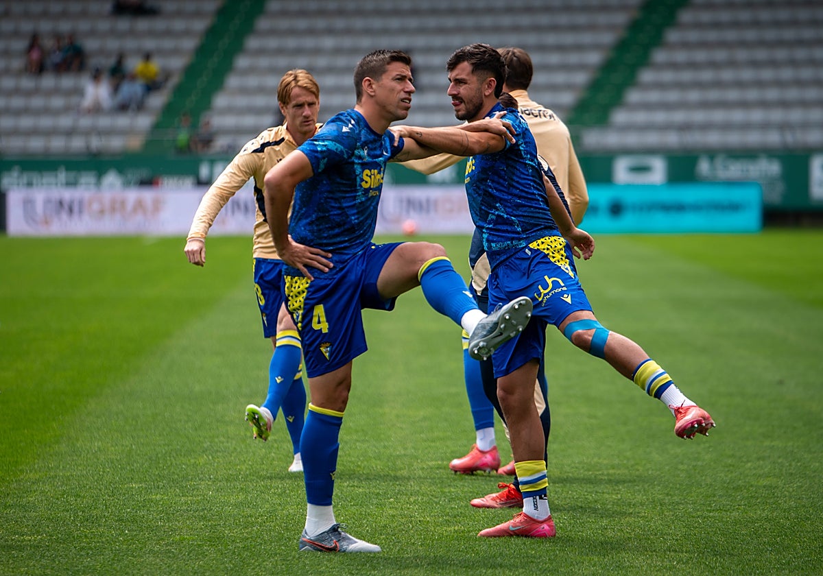 Rubén Alcaraz, en el calentamiento junto a Víctor Chust