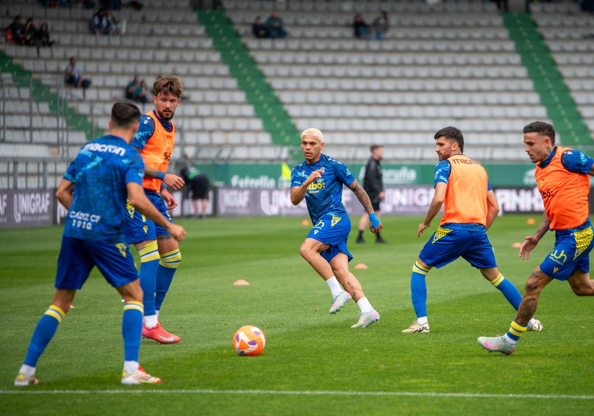 Un momento del calentamiento de los titulares en A Malata.