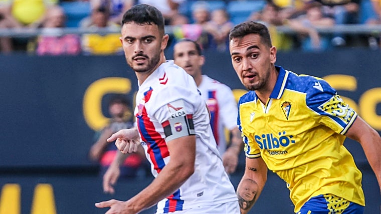 Sergio Ortuño junto a Gonzalo Escalante en un Cádiz - Eldense.