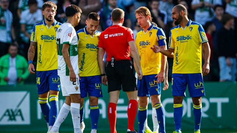 El Cádiz CF tendría dos puntos más y subiría un puesto en la clasificación sin los errores del VAR.