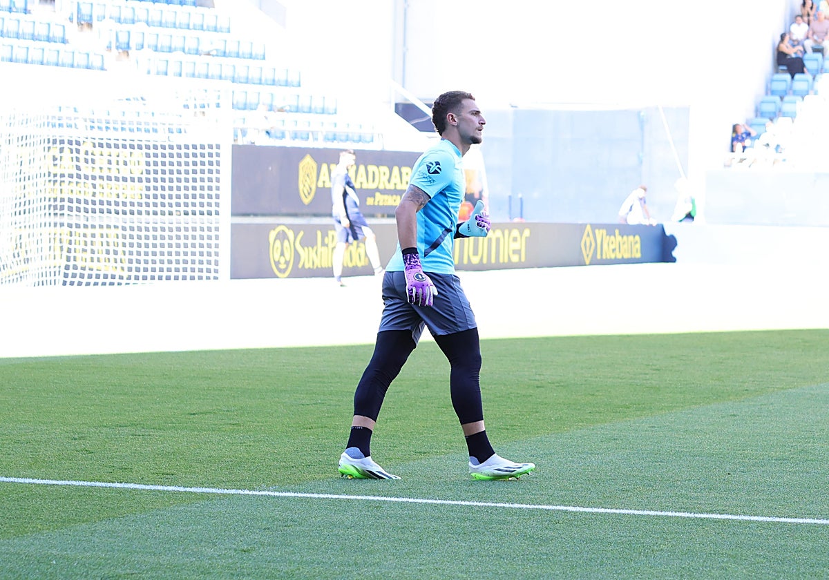 Víctor Aznar defenderá la portería del Cádiz CF ante el Huesca