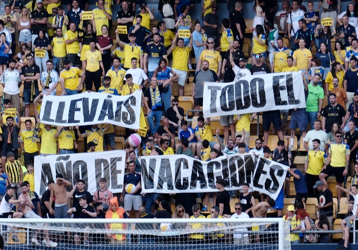 La grada castigó al club con su protesta.