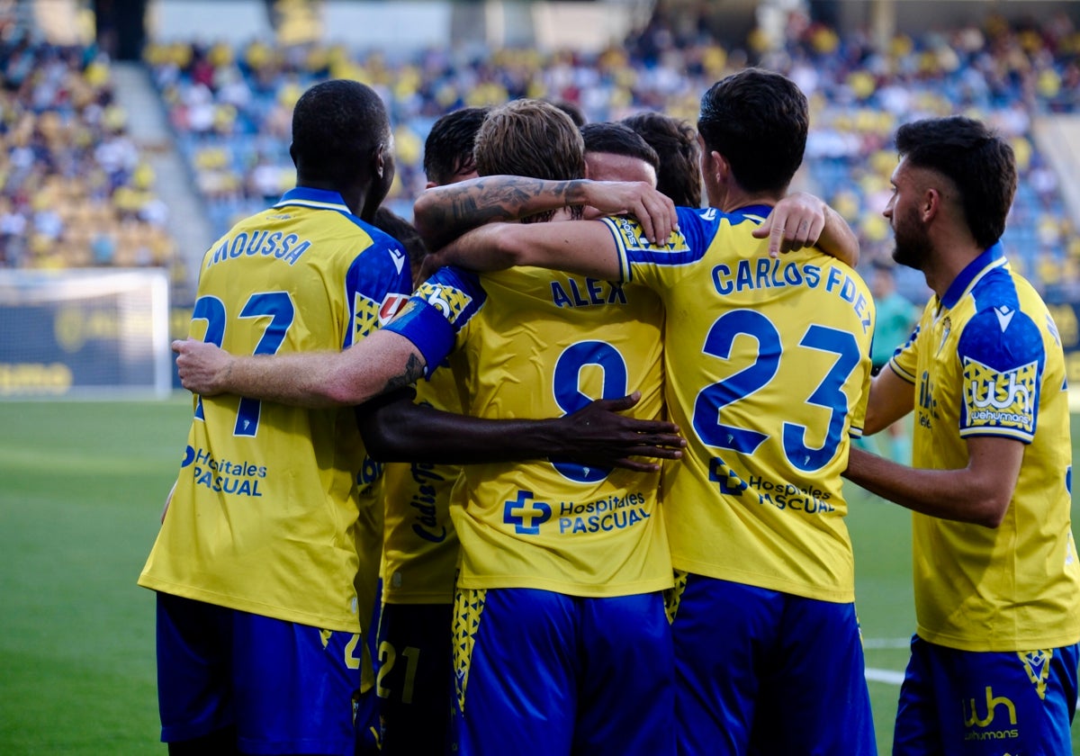 Los jugadores del Cádiz celebran uno de los tantos ante el Huesca