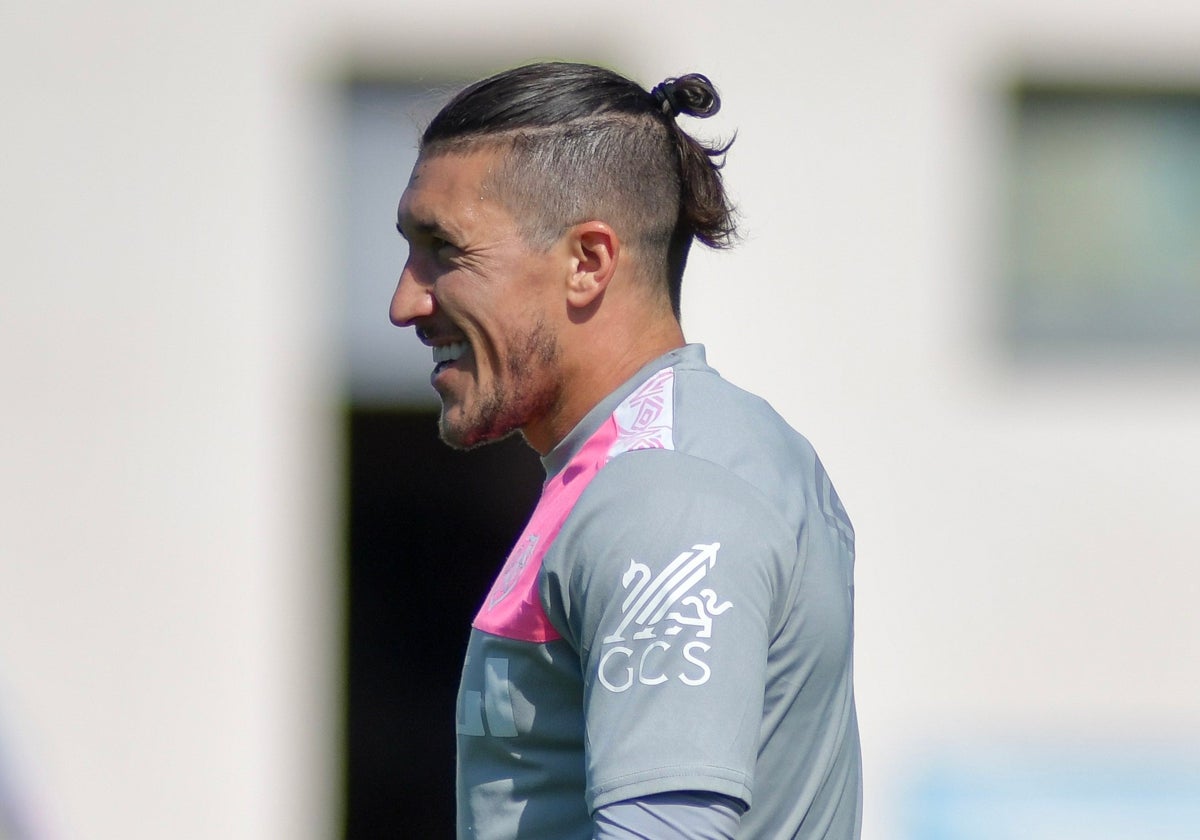 Alfonso 'Pacha' Espino, sonriente en un entrenamiento con el Rayo Vallecano