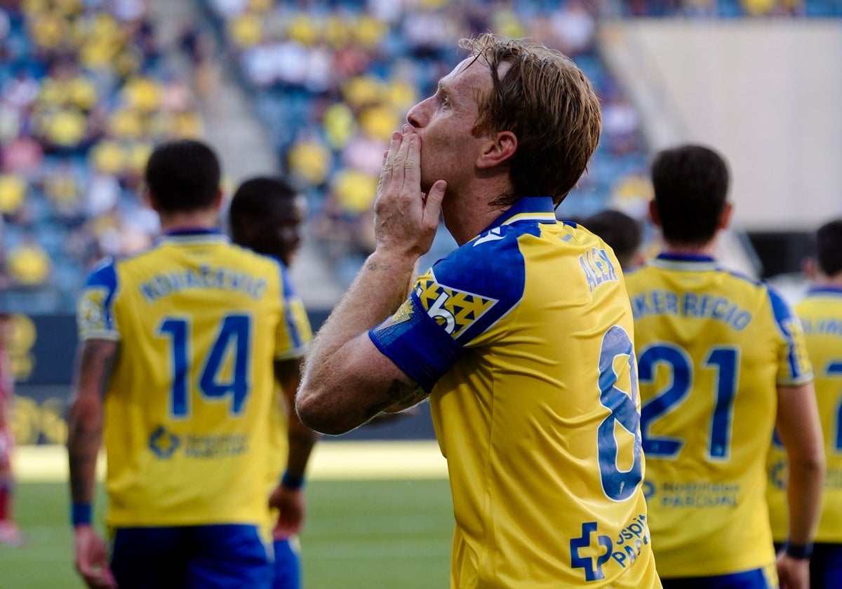 Álex se despidió varias veces de la afición.