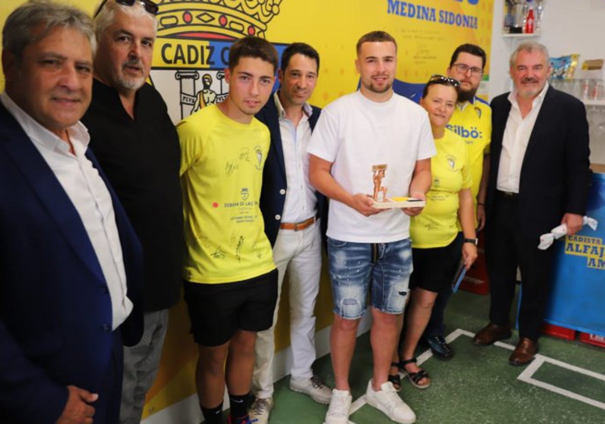 La peña cadista Alfajor Amarillo, en Medina Sidonia, premió a Javi Ontiveros por su actuación esta temporada.