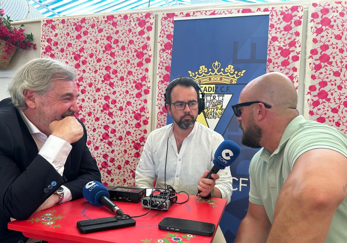 Manuel Vizcaíno, presidente del Cádiz CF, junto a Germán Beardo, alcalde de El Puerto, en La Caseta Mágica durante el programa de COPE Cádiz.