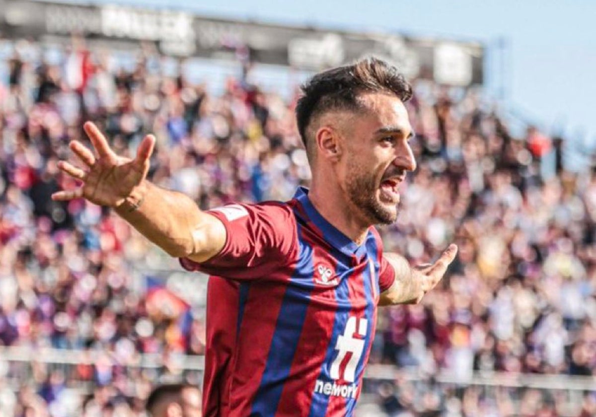 Iván Chapela, atacante del Eldense.