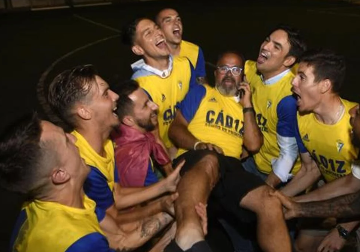 Jugadores del Cádiz CF, junto a Álvaro Cervera, celebran el ascenso