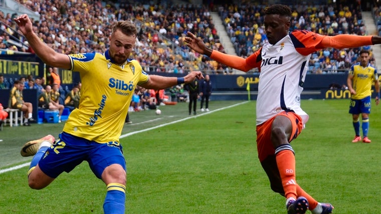 El Cádiz CF ganó esta temporada al Real Oviedo en la primera vuelta de LaLiga Hypermotion