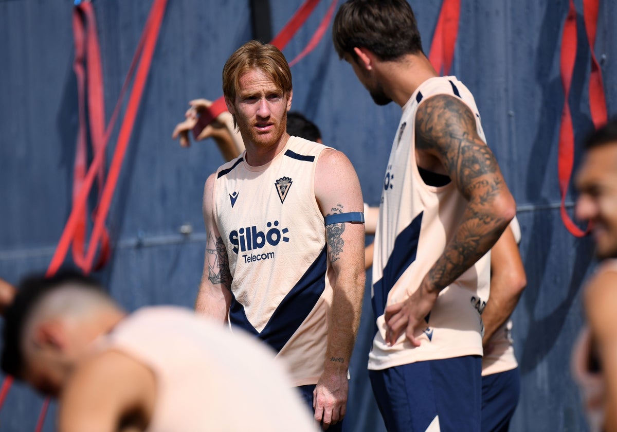 Álex habla con Kovacevic en un entrenamiento.